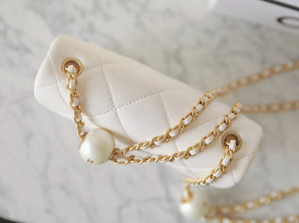borsa mini con patta cc 24s 17cm in pelle di agnello bianca con perle 