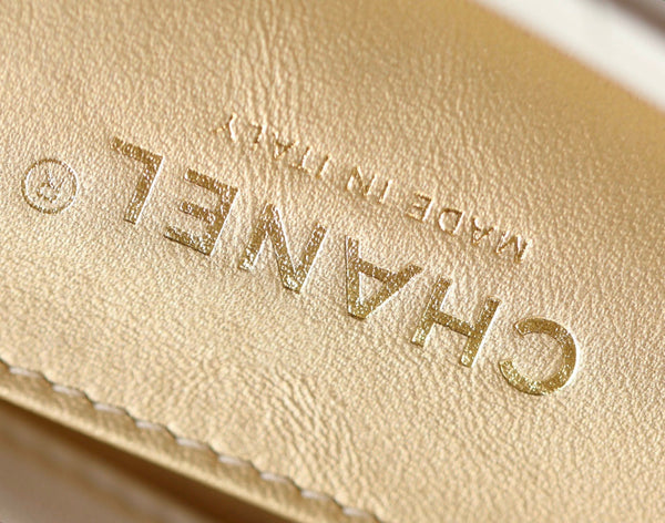 borsa mini con patta cc 24s 17cm in pelle di agnello bianca con perle 