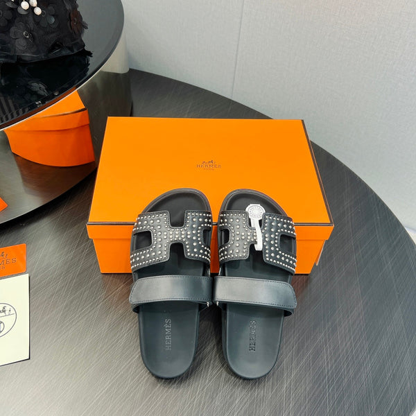 SANDALO CYPRUS IN PELLE DI VITELLO NERA STILIZZATA