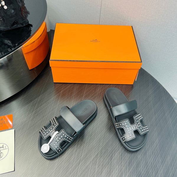 SANDALO CYPRUS IN PELLE DI VITELLO NERA STILIZZATA