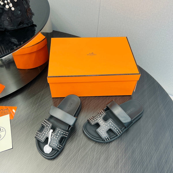 SANDALO CYPRUS IN PELLE DI VITELLO NERA STILIZZATA