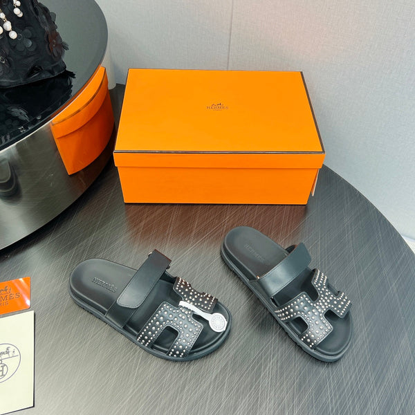 SANDALO CYPRUS IN PELLE DI VITELLO NERA STILIZZATA