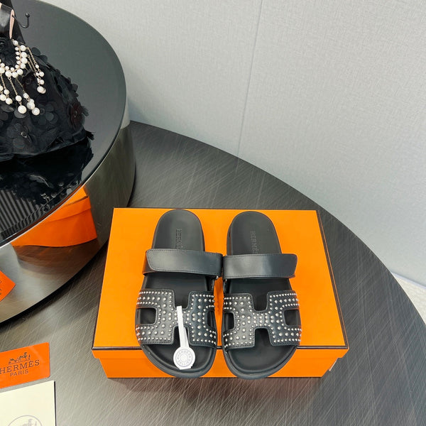 SANDALO CYPRUS IN PELLE DI VITELLO NERA STILIZZATA