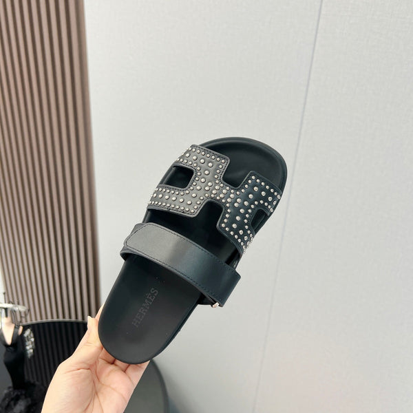 SANDALO CYPRUS IN PELLE DI VITELLO NERA STILIZZATA