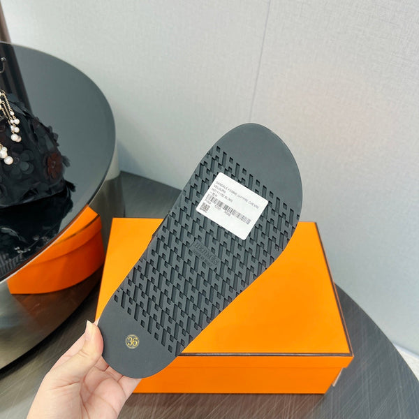 SANDALO CYPRUS IN PELLE DI VITELLO NERA STILIZZATA