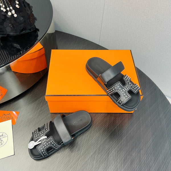 SANDALO CYPRUS IN PELLE DI VITELLO NERA STILIZZATA