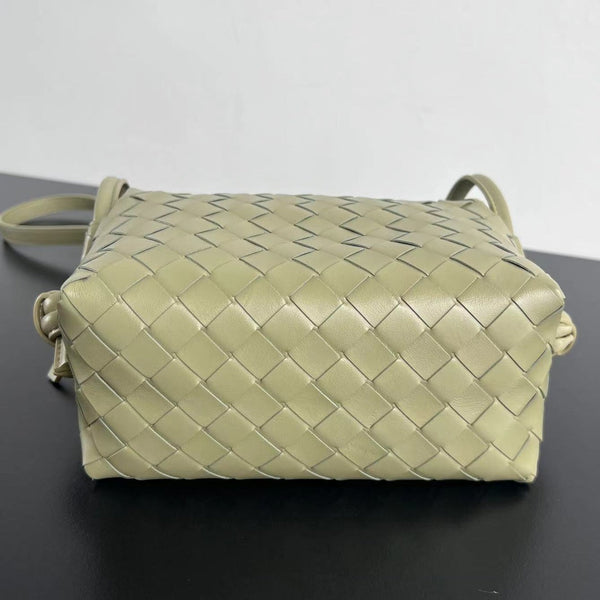 BV Loop Top Handle 19cm Green Beige Lambskin