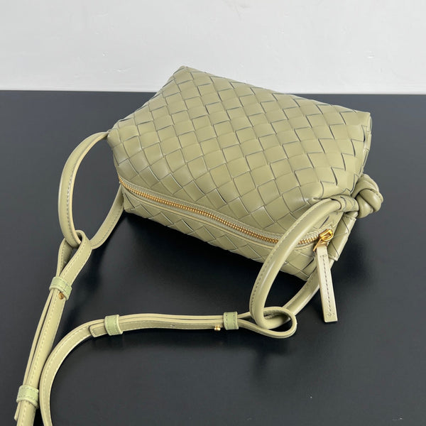 BV Loop Top Handle 19cm Green Beige Lambskin