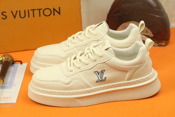 LV TRAINER IN BEIGE CREAM CALFSKIN AND GREY LOGO