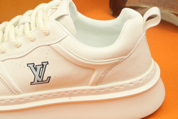 LV TRAINER IN PELLE DI VITELLO BIANCA E LOGO GRIGIO