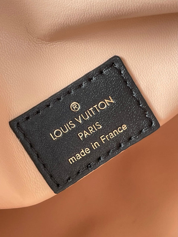 BAULE LATERALE 21 IN PELLE DI AGNELLO NERA CON MOTIVO INCROCIATO E FERRAMENTA ORO