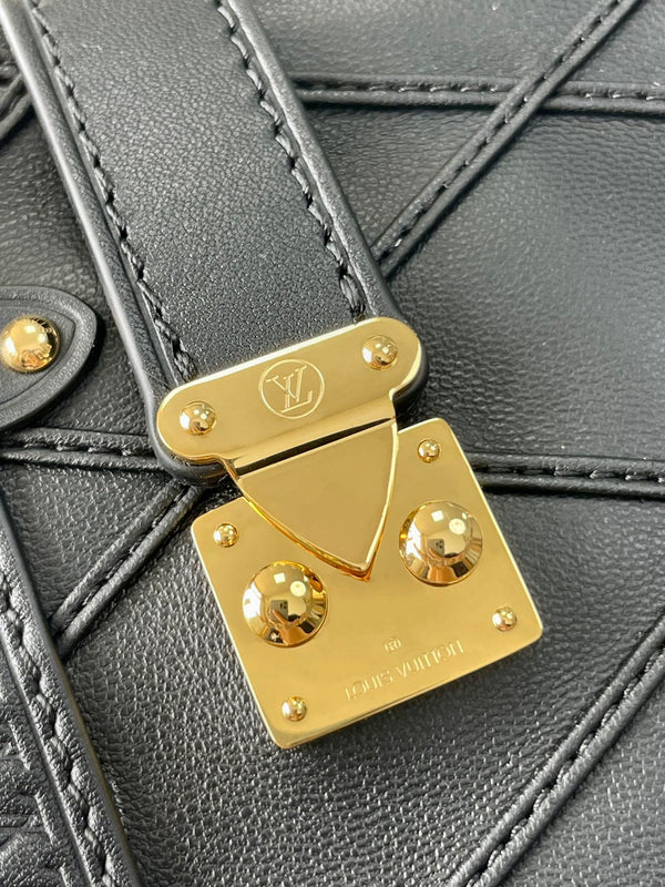 BAULE LATERALE 21 IN PELLE DI AGNELLO NERA CON MOTIVO INCROCIATO E FERRAMENTA ORO