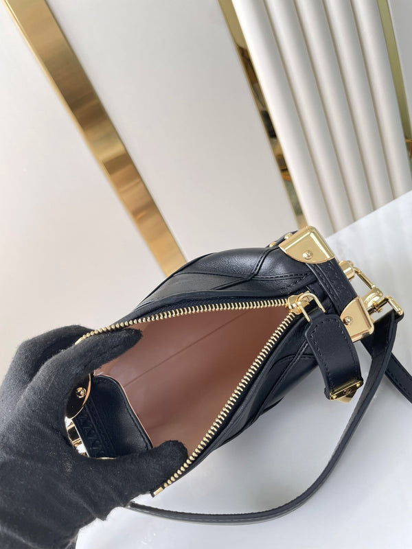 BAULE LATERALE MINI 18 IN PELLE DI AGNELLO NERA CON MOTIVO INCROCIATO E FERRAMENTA ORO