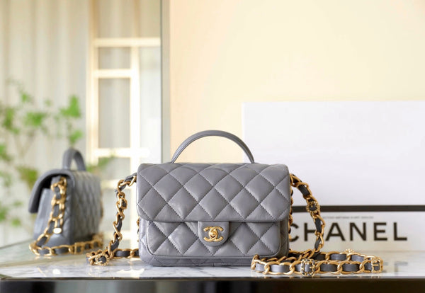 borsa con patta cc 24a, manico superiore 20 cm, pelle di agnello grigia, hardware dorato