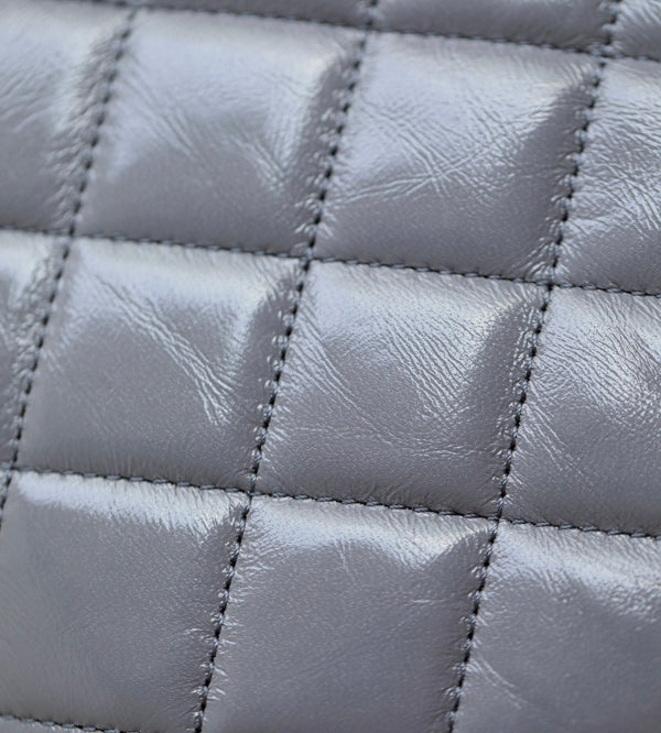 borsa con patta cc 24a, manico superiore 20 cm, pelle di agnello grigia, hardware dorato