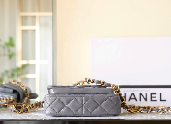 borsa con patta cc 24a, manico superiore 20 cm, pelle di agnello grigia, hardware dorato