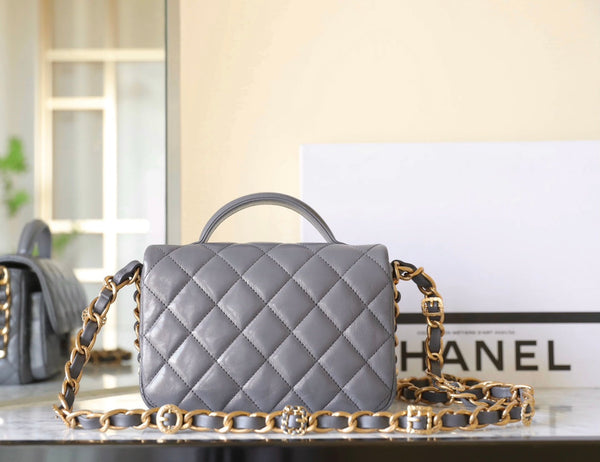 borsa con patta cc 24a, manico superiore 20 cm, pelle di agnello grigia, hardware dorato