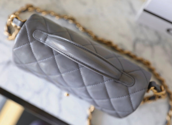 borsa con patta cc 24a, manico superiore 20 cm, pelle di agnello grigia, hardware dorato