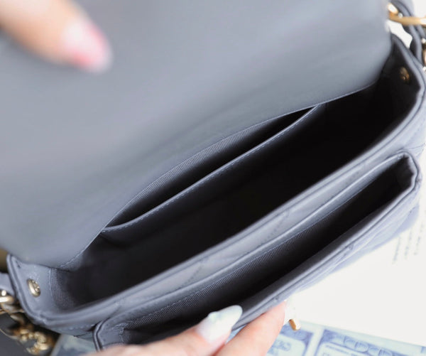 borsa con patta cc 24a, manico superiore 20 cm, pelle di agnello grigia, hardware dorato