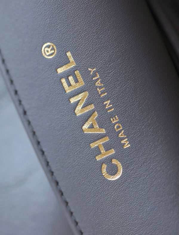 borsa con patta cc 24a, manico superiore 20 cm, pelle di agnello grigia, hardware dorato