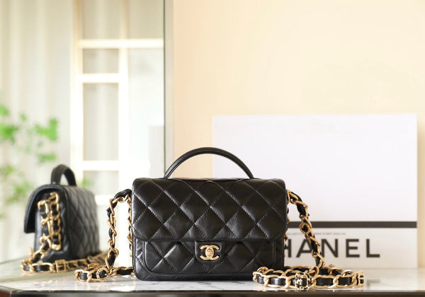 borsa con patta cc 24a, manico superiore 20 cm, pelle di agnello nera, hardware dorato