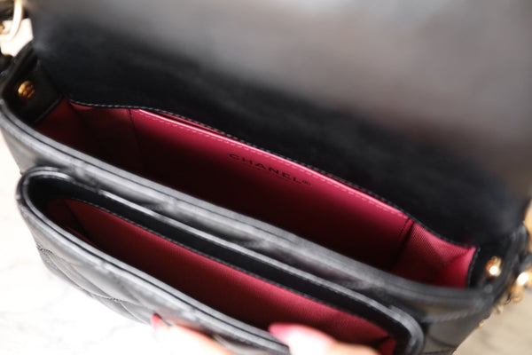 borsa con patta cc 24a, manico superiore 20 cm, pelle di agnello nera, hardware dorato