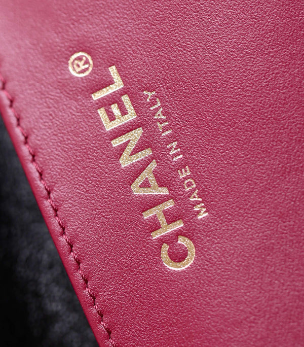 borsa con patta cc 24a, manico superiore 20 cm, pelle di agnello nera, hardware dorato