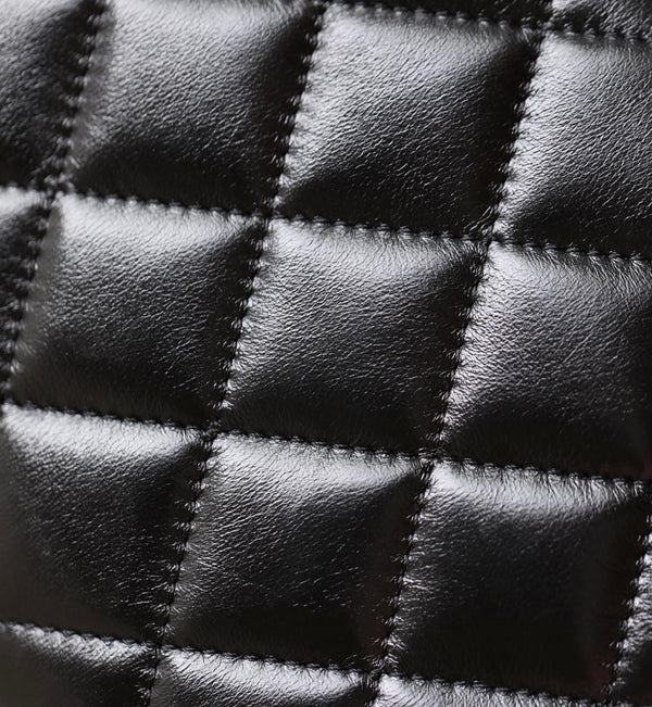 borsa con patta cc 24a, manico superiore 20 cm, pelle di agnello nera, hardware dorato