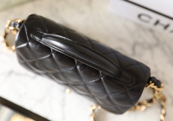 borsa con patta cc 24a, manico superiore 20 cm, pelle di agnello nera, hardware dorato