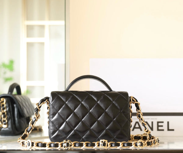 borsa con patta cc 24a, manico superiore 20 cm, pelle di agnello nera, hardware dorato