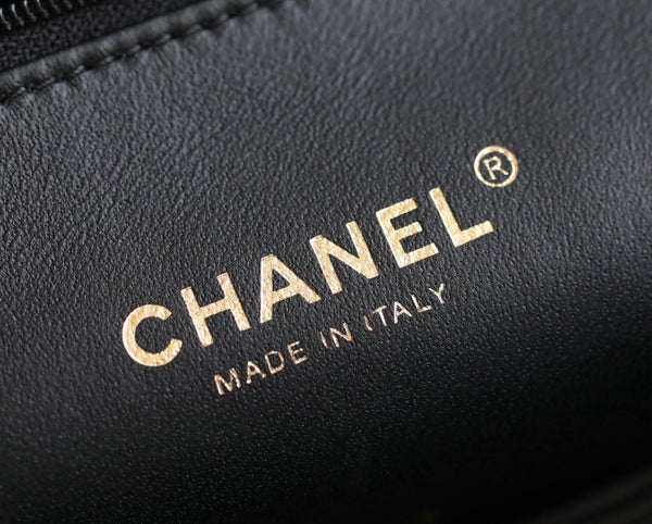 Borsa a patta piccola 24B con manico superiore, 25 cm, in pelle di agnello nera