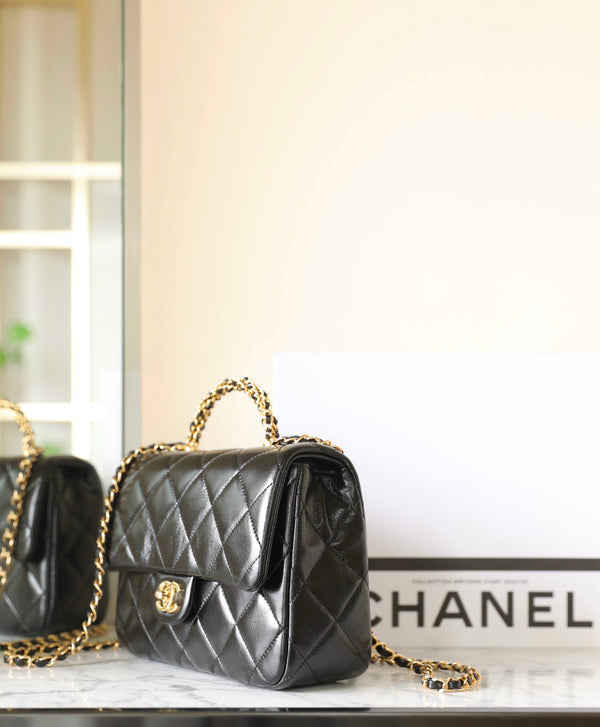 Borsa a patta piccola 24B con manico superiore, 25 cm, in pelle di agnello nera