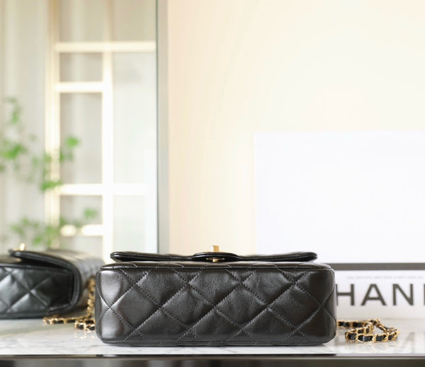 Borsa a patta piccola 24B con manico superiore, 25 cm, in pelle di agnello nera