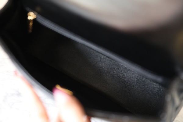 Borsa a patta piccola 24B con manico superiore, 25 cm, in pelle di agnello nera