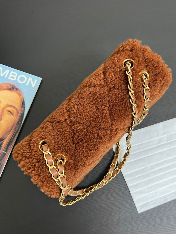 Borsa a patta piccola 23 cm in pelle di agnello sherling marrone con finiture dorate 