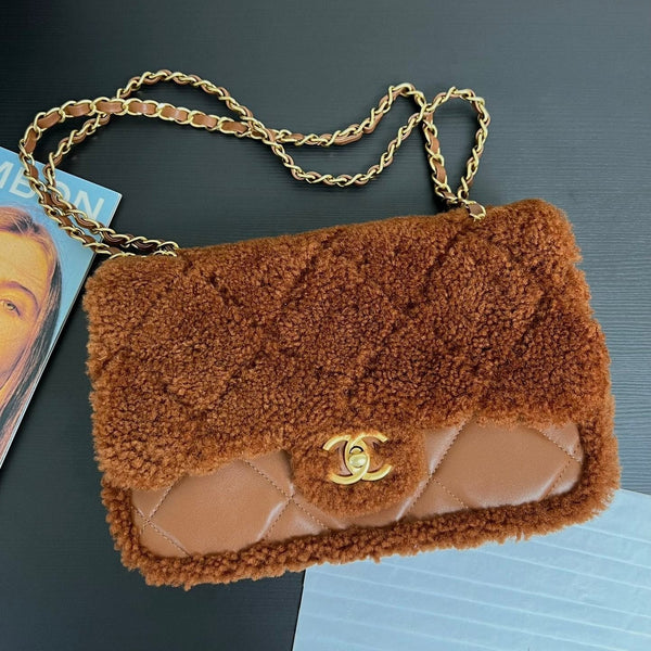 Borsa a patta piccola 23 cm in pelle di agnello sherling marrone con finiture dorate 