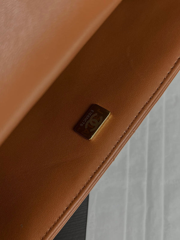 Borsa a patta piccola 23 cm in pelle di agnello sherling marrone con finiture dorate 