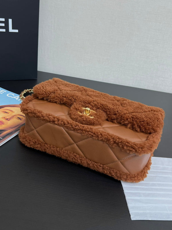 Borsa a patta piccola 23 cm in pelle di agnello sherling marrone con finiture dorate 