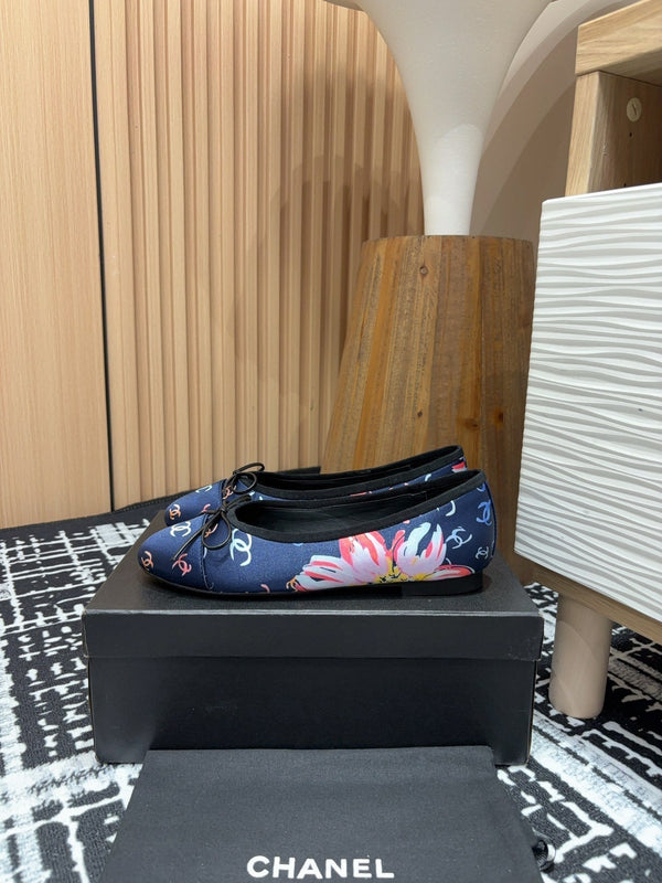 Ballerine CC in seta blu scuro con fiori e pelle di agnello