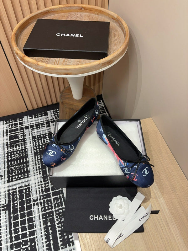 Ballerine CC in seta blu scuro con fiori e pelle di agnello