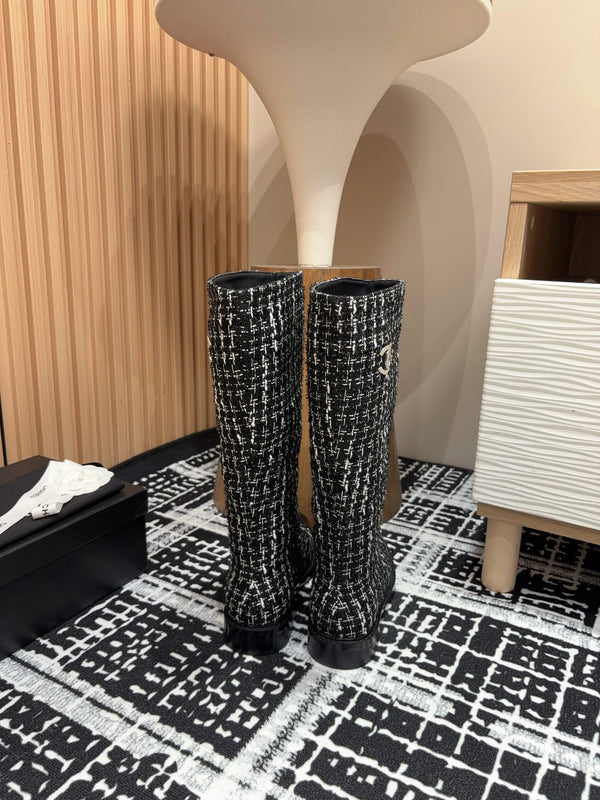 Stivali alti CC in misto lana bianca e tweed nero e pelle di agnello