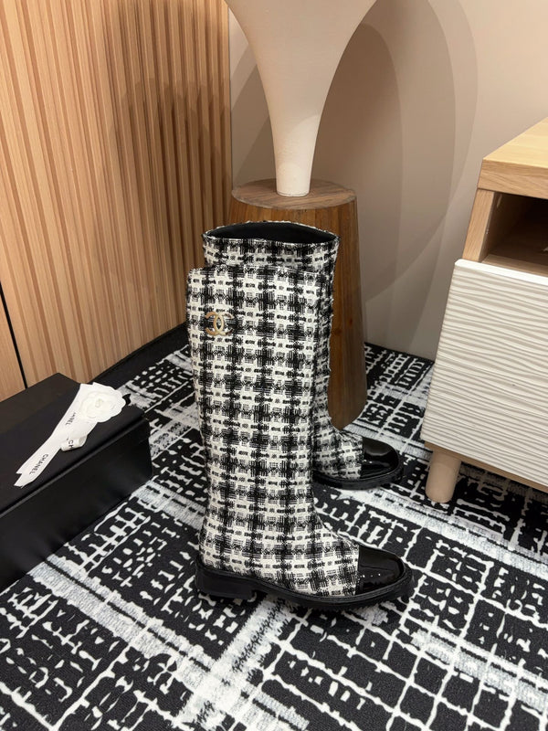 Stivali alti CC in misto lana tweed bianco e nero e pelle di agnello