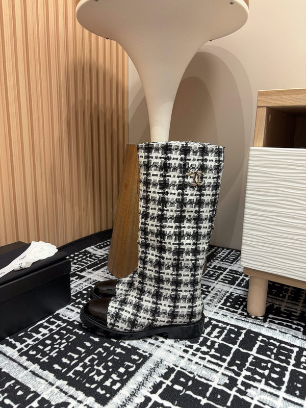Stivali alti CC in misto lana tweed bianco e nero e pelle di agnello