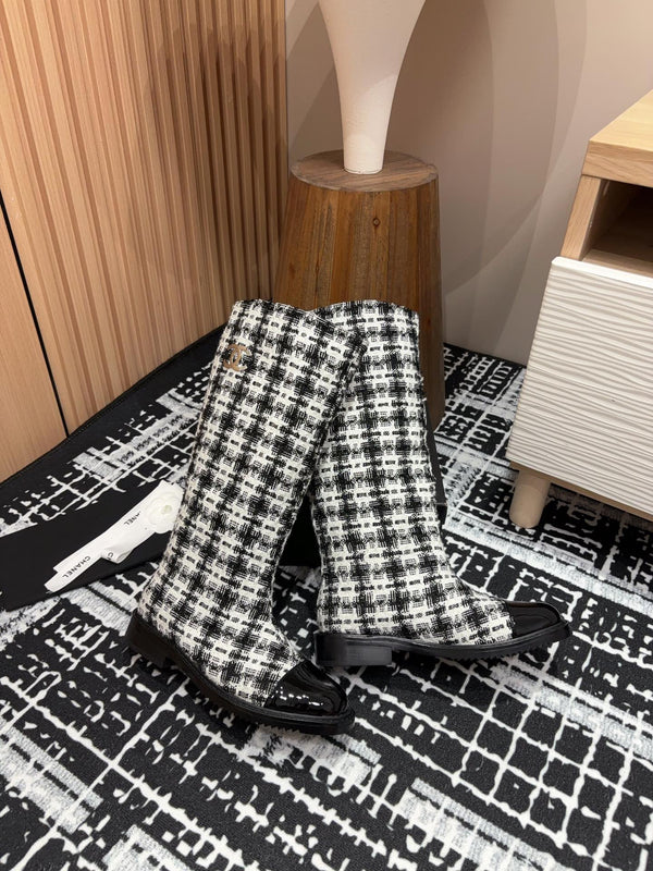Stivali alti CC in misto lana tweed bianco e nero e pelle di agnello