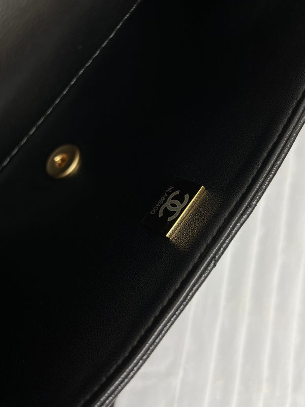 Borsa a patta piccola 23 cm in pelle di agnello Sherling nera con finiture dorate 