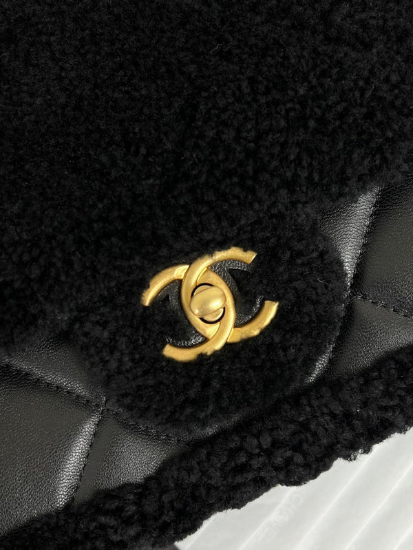 Borsa a patta piccola 23 cm in pelle di agnello Sherling nera con finiture dorate 