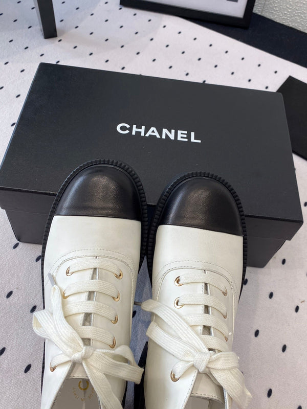 LOW-CUT BOOTS IN BLACK MIX WHITE CALFSKIN