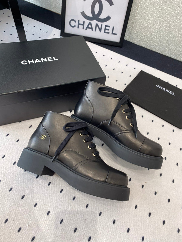 LOW-CUT BOOTS IN BLACK CALFSKIN