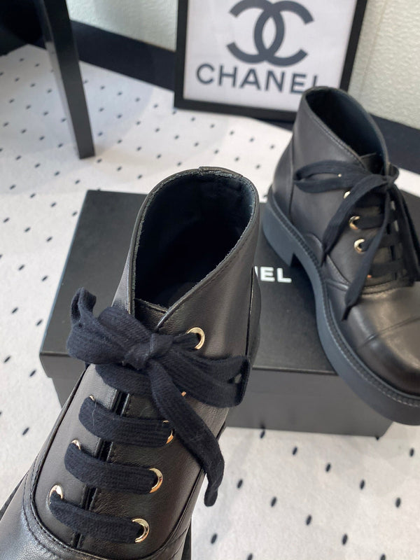 LOW-CUT BOOTS IN BLACK CALFSKIN