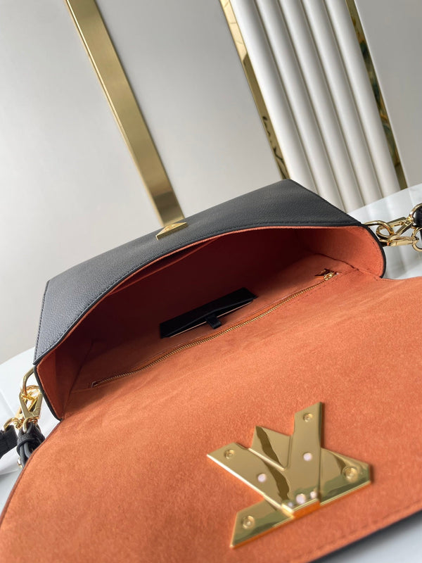 SOFT TWIST 27 IN PELLE DI VITELLO NERA LOGO ORO